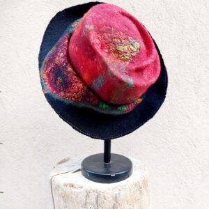 Chapeau crée fabriqué en feutre artisanal à Hyères dans l'atelier Tina B Creation, Hyères